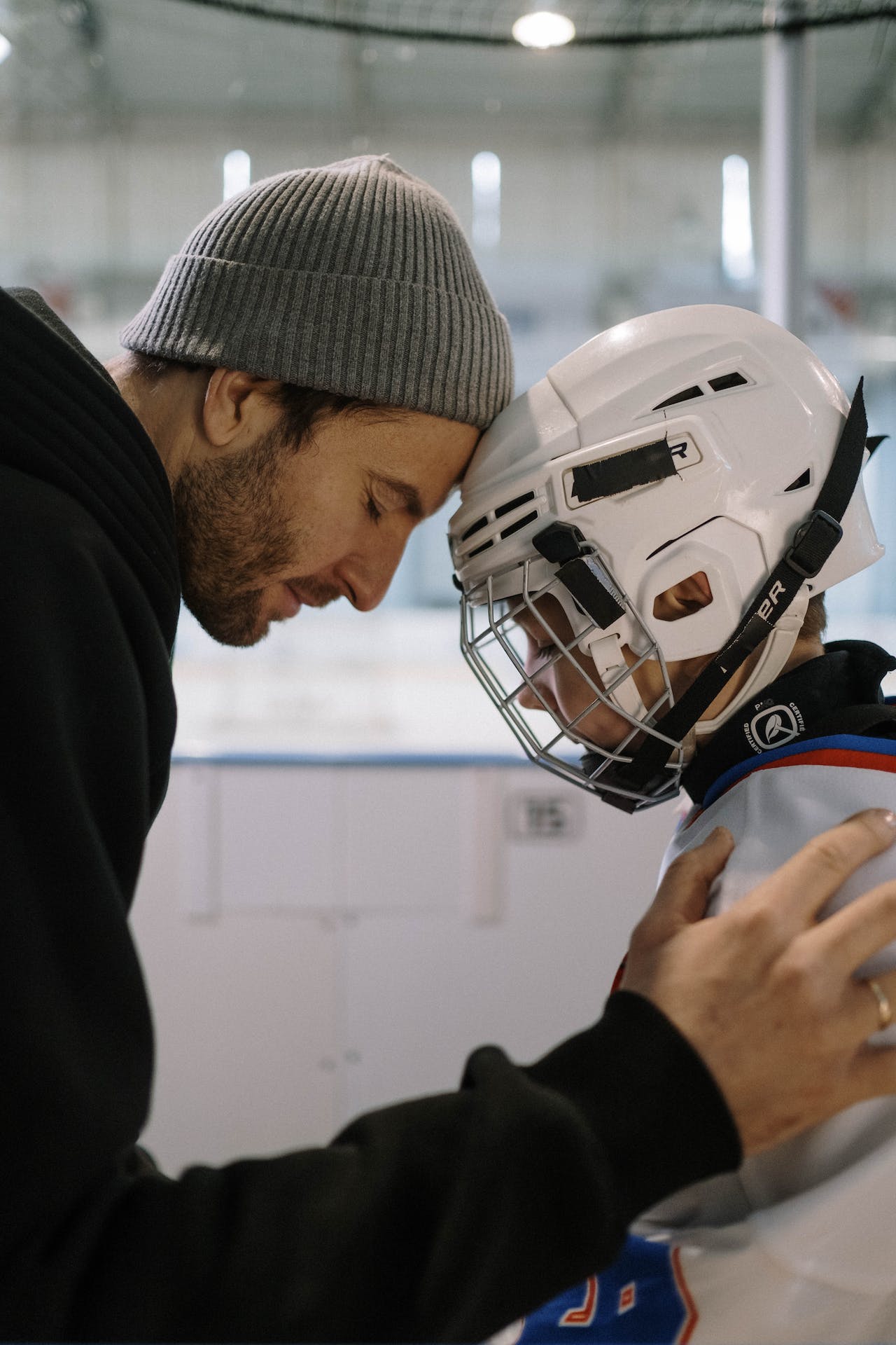 Read more about the article Exploring the Different Types of Ice Hockey Helmets