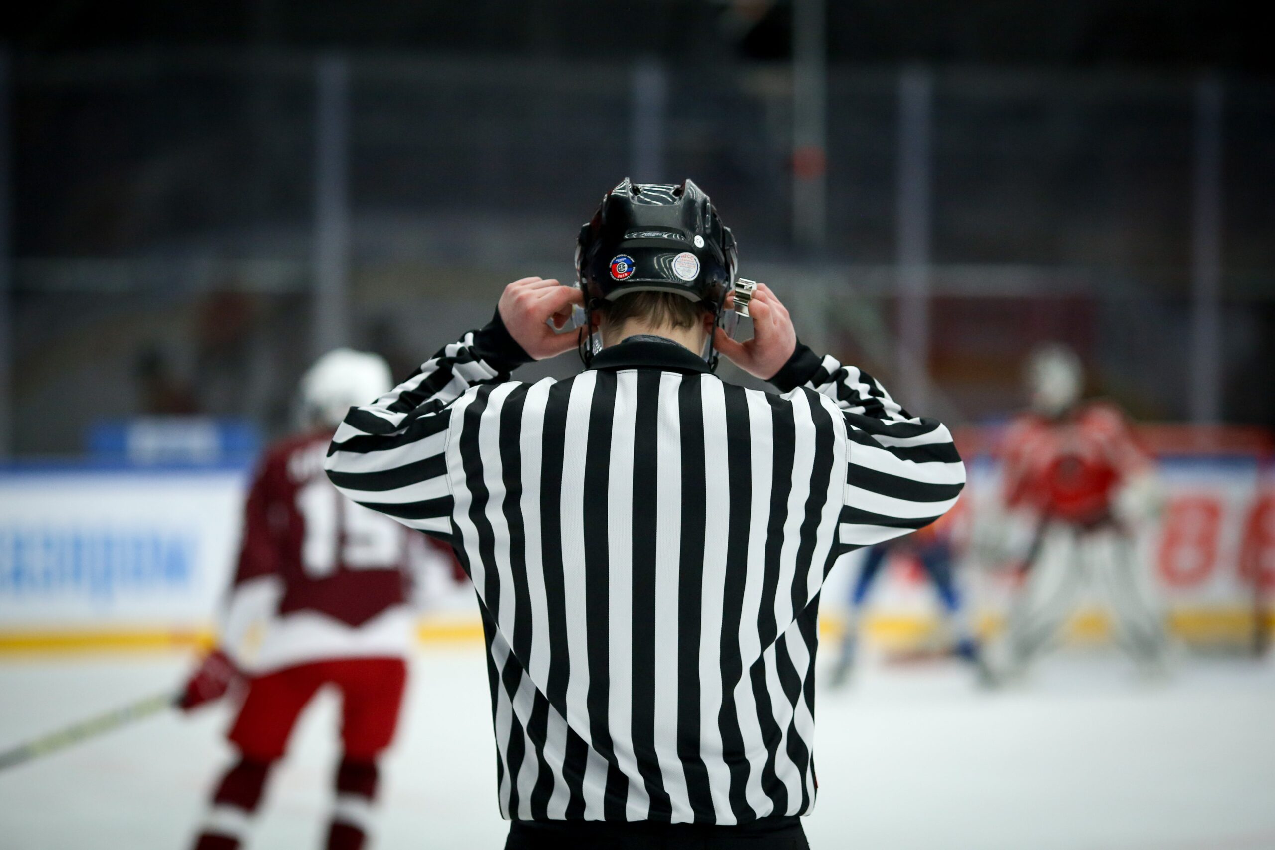 You are currently viewing Decoding the Dance on Ice: A Deep Dive into Ice Hockey Referee Calls
